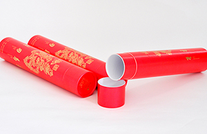 春聯(lián)圓筒紙罐，頗有一番風味